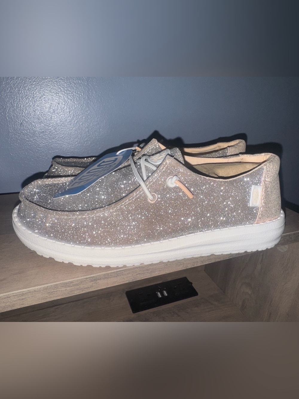 Sparkle Lace-Up Women’s 6  Sneaker in Rose Glitter